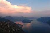 20 Nubi rosse riflesse nel lago